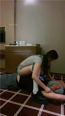 图片[8]_【不知名美女】掐拧胳膊-及膝袜捂脸窒息/数据线狠抽/踩踏_绳艺库视频下载