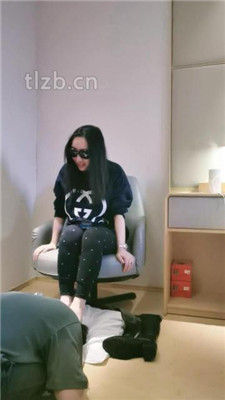 图片[17]_【羽神】跪舔超臭长靴白棉袜/吃脚皮臭脚踩脸_绳艺库视频下载