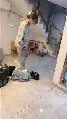 图片[2]_【乔妹】运动鞋白袜踩地毯狗/虐乳/鞭打_绳艺库视频下载