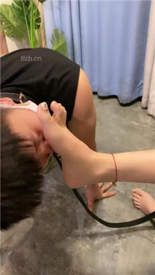 图片[15]_【甘露】凉鞋踩狗头/狗链遛狗/踢踹/骑马踩踏_绳艺库视频下载