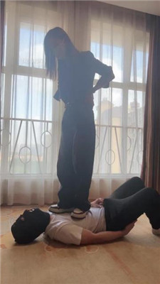 图片[6]_【筱月】加官窒息-高跟碾/运动鞋踩踏/深喉闻原味_绳艺库视频下载