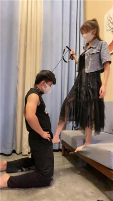 图片[16]_【甘露】凉鞋踩狗头/狗链遛狗/踢踹/骑马踩踏_绳艺库视频下载