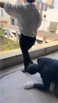 图片[14]_【辣姐】户外荒地遛狗-藤条抽/舔泥巴脏鞋底/骑马_绳艺库视频下载