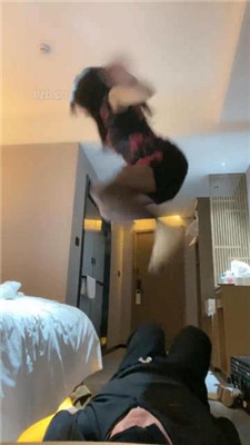 图片[5]_【千条姐】小白鞋黑丝全体重踩踏_绳艺库视频下载