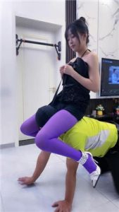 【麋鹿银儿】双S-紫丝袜诱惑/骑马爬行/藤条抽/踩踏/揪耳朵插嘴_绳艺库视频下载