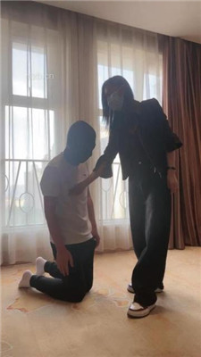 图片[11]_【筱月】加官窒息-高跟碾/运动鞋踩踏/深喉闻原味_绳艺库视频下载