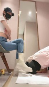 【美娜格格】牛仔裤短靴-胯下辱/人体擦鞋器/脚插嘴_绳艺库视频下载