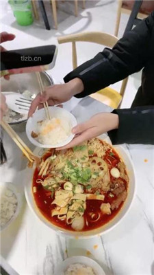 图片[4]_【玥樾】吃饭不忘挑逗狗_绳艺库视频下载