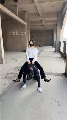 图片[9]_【辣姐】户外荒地遛狗-藤条抽/舔泥巴脏鞋底/骑马_绳艺库视频下载