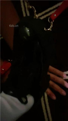 图片[6]_【不知名美女】掐拧胳膊-及膝袜捂脸窒息/数据线狠抽/踩踏_绳艺库视频下载