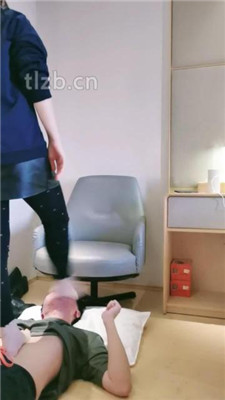 图片[11]_【羽神】跪舔超臭长靴白棉袜/吃脚皮臭脚踩脸_绳艺库视频下载