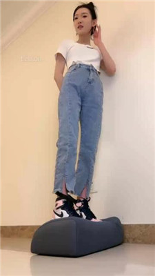 【文文sama】AJ全体重踩脸/内裤套头_绳艺库视频下载