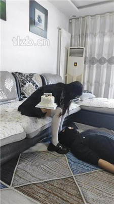 图片[2]_【尤尤子】学生S脚踩蛋糕喂食班主任_绳艺库视频下载