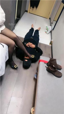 图片[4]_【小雅老师】黑丝高跟踩踏脚底喂食-喝圣水【完整版_绳艺库视频下载