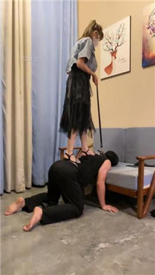 图片[6]_【甘露】凉鞋踩狗头/狗链遛狗/踢踹/骑马踩踏_绳艺库视频下载