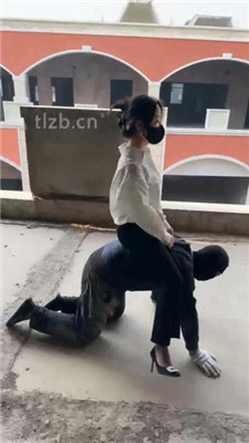 图片[8]_【辣姐】户外荒地遛狗-藤条抽/舔泥巴脏鞋底/骑马_绳艺库视频下载