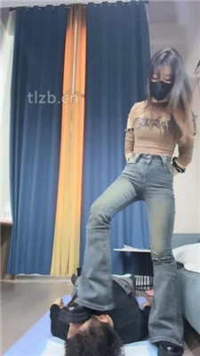 【不期而遇】牛仔裤臀下羞辱-圣水-闻超臭白袜-踩踏_绳艺库视频下载