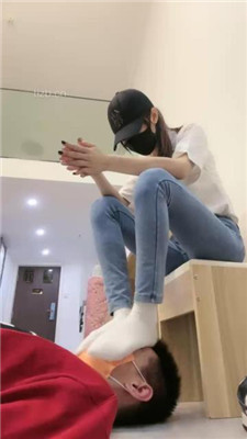 图片[19]_【美娜格格】白短靴&AJ全体重踩地毯_绳艺库视频下载