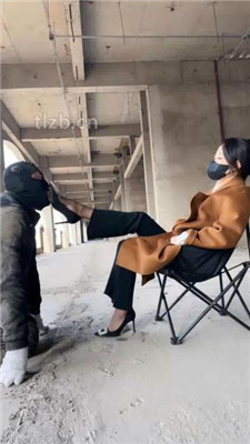 图片[4]_【辣姐】户外荒地遛狗-藤条抽/舔泥巴脏鞋底/骑马_绳艺库视频下载