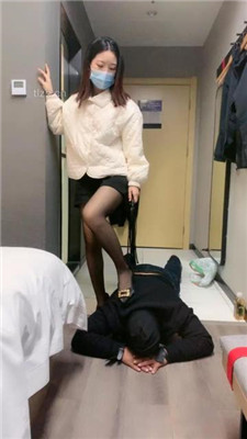 图片[3]_【小雅老师】黑丝高跟踩踏脚底喂食-喝圣水【完整版_绳艺库视频下载