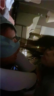 图片[17]_【不知名美女】掐拧胳膊-及膝袜捂脸窒息/数据线狠抽/踩踏_绳艺库视频下载