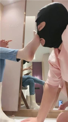 图片[17]_【美娜格格】牛仔裤短靴-胯下辱/人体擦鞋器/脚插嘴_绳艺库视频下载