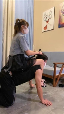 图片[10]_【甘露】凉鞋踩狗头/狗链遛狗/踢踹/骑马踩踏_绳艺库视频下载