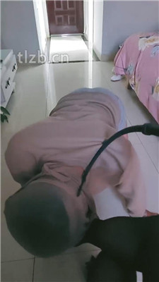 【诗恩大大】跪舔高跟黑丝美腿_绳艺库视频下载