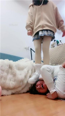 图片[7]_【桃子老师】小白鞋棉袜萝莉主楼道遛狗_绳艺库视频下载