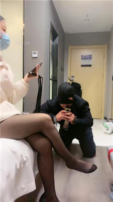 图片[2]_【小雅老师】黑丝高跟踩踏脚底喂食-喝圣水【完整版_绳艺库视频下载