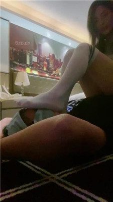 图片[18]_【不知名美女】掐拧胳膊-及膝袜捂脸窒息/数据线狠抽/踩踏_绳艺库视频下载