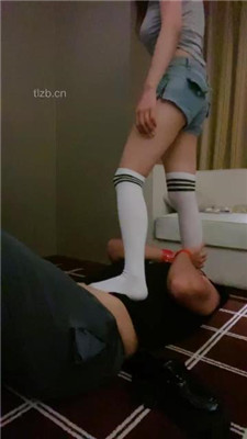 图片[14]_【不知名美女】掐拧胳膊-及膝袜捂脸窒息/数据线狠抽/踩踏_绳艺库视频下载