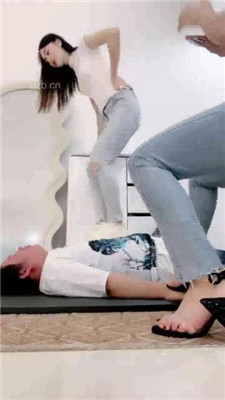 图片[18]_【冰夏女王】双S-高跟全体重踩地毯【双视角版】_绳艺库视频下载