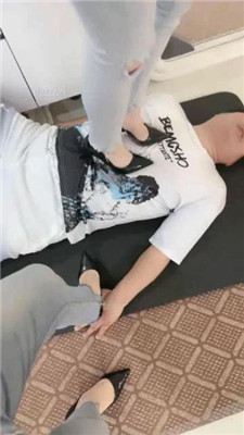 图片[3]_【冰夏女王】双S-高跟全体重踩地毯【双视角版】_绳艺库视频下载