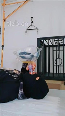 图片[12]_【媚娘】漏斗灌圣水/长靴踩踏/狗笼枷锁囚禁_绳艺库视频下载