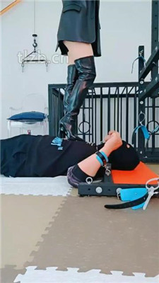 图片[9]_【媚娘】漏斗灌圣水/长靴踩踏/狗笼枷锁囚禁_绳艺库视频下载