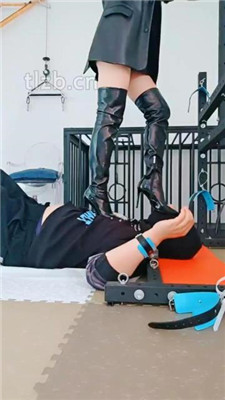 图片[11]_【媚娘】漏斗灌圣水/长靴踩踏/狗笼枷锁囚禁_绳艺库视频下载