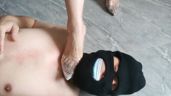 图片[4]_小鱼姐姐高跟裸足踩脖子追债欠债无赖_绳艺库视频下载