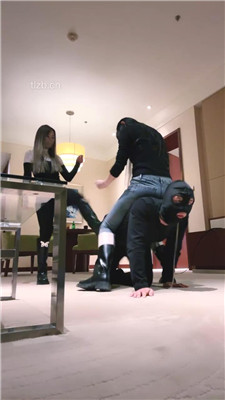 【梦樱】双S-长靴踢踹/吐口水/舔脏鞋底/踩踏喂食【双视角版】_绳艺库视频下载