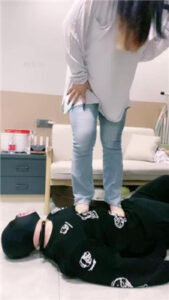 【小羊】鞭打狗链遛狗/骑脖/高跟踩踏/舔脏鞋底裸足_绳艺库视频下载