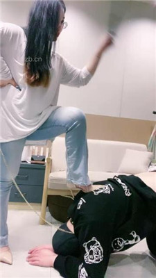 图片[3]_【小羊】鞭打狗链遛狗/骑脖/高跟踩踏/舔脏鞋底裸足_绳艺库视频下载