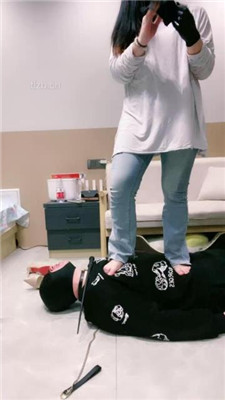 图片[12]_【小羊】鞭打狗链遛狗/骑脖/高跟踩踏/舔脏鞋底裸足_绳艺库视频下载