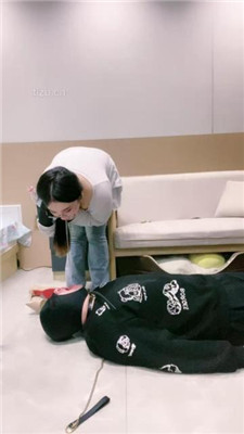 图片[13]_【小羊】鞭打狗链遛狗/骑脖/高跟踩踏/舔脏鞋底裸足_绳艺库视频下载