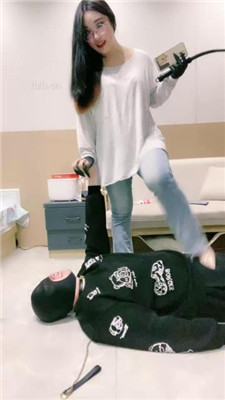 图片[14]_【小羊】鞭打狗链遛狗/骑脖/高跟踩踏/舔脏鞋底裸足_绳艺库视频下载