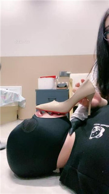 图片[18]_【小羊】鞭打狗链遛狗/骑脖/高跟踩踏/舔脏鞋底裸足_绳艺库视频下载