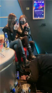 【酒鸽】双主-KTV虐-骑狗背/拽头发强制舔/坐脸窒息_绳艺库视频下载