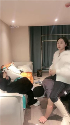 【七七】闺蜜双调-坐垫舔脚/裸足深喉/浓痰踩踏【双视角版】_绳艺库视频下载