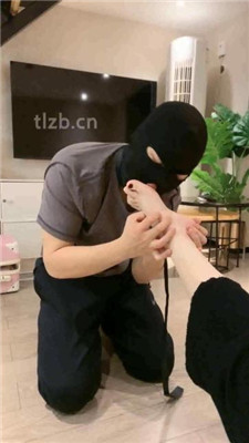 图片[13]_【七七】闺蜜双调-坐垫舔脚/裸足深喉/浓痰踩踏【双视角版】_绳艺库视频下载