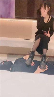 图片[3]_【柔儿公主】短靴踩踏/舔脏鞋底/赏赐圣水_绳艺库视频下载