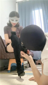 【成都DS】跪舔长靴原味脚_绳艺库视频下载